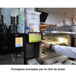 Le chef de cuisine donne les consignes depuis son poste à l'aide de pictos sur tablette tactiles