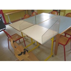 Table adaptée pour le handicap avec cloisons anti projections
