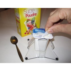 Maintien des pots de yaourts pour ouvrir le couvercle d'une seule main.