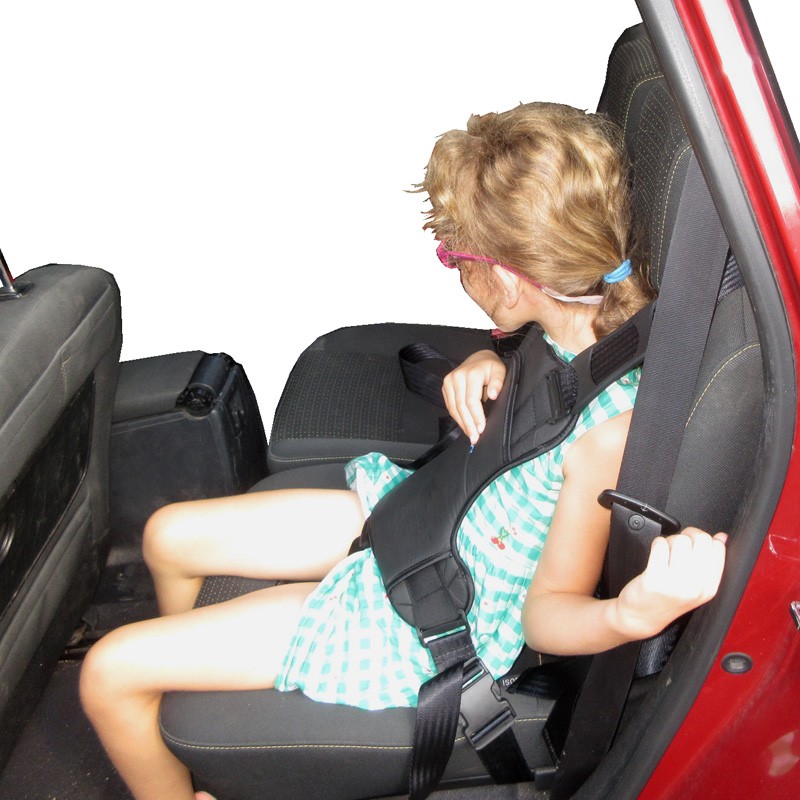 Votre enfant enlève les bras des harnais en voiture? Voici la solution.