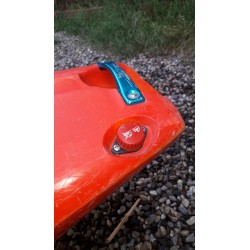 nouveau bouchon de coca installer sur un kayak grâce à l'adaptateur