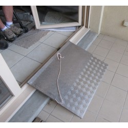 Rampe d'accès escamotable avec une partie repliée pour la fermeture de la porte