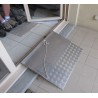 Rampe d'accès escamotable avec une partie repliée pour la fermeture de la porte