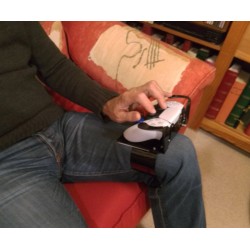 Manette de jeu vidéo sur socle clipsée au genou pour jouer assis dans un fauteuil