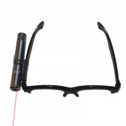 Pointeur laser de communication Kozette monté sur lunettes factices. Modèle rechargeable sur prise USB