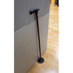 Cette canne adaptée antidérapante permet de bloquer les portes par exemple pour passer avec un rollator