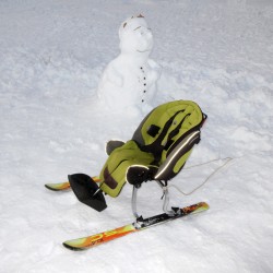 Luge adaptée à partir d'un siège de poussette pour enfant en situation de handicap