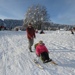 Essai en situation de la luge adaptée pour enfant handicapé