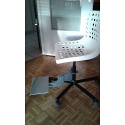 Repose pied de chaise de bureau rabaissée installé sur un fauteuil