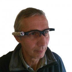Pointeur laser de communication rechargeable monté sur fausses lunettes. Peut être porté par-dessus les lunettes de vue.