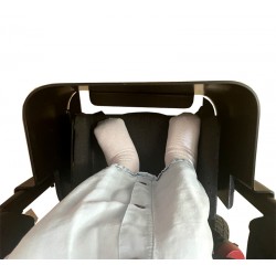 Protection des pieds sur fauteuil roulant : pare-choc fixé sur les cale-pieds