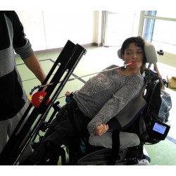 Tige buccale télescopique pour pratiquer la Boccia avec une rampe