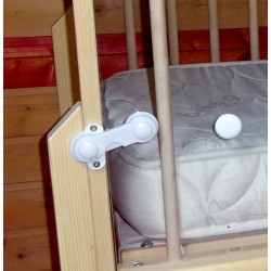 Lit de bébé accessible avec porte à fermeture sécurisée