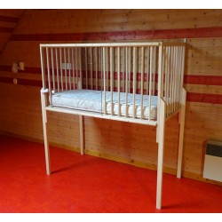 Lit de bébé surélevé avec porte coulissante pour accès en fauteuil roulant