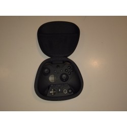 la manette adaptée logée dans son étui d'origine