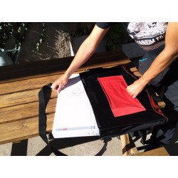 démonstration de rangement de la table dans le sac de transport