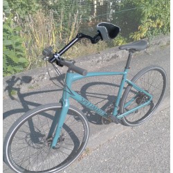 Installation pour faire du vélo d'une main avec repose-bras pour l'autre main handicapée