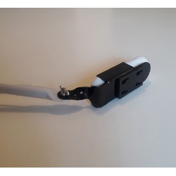 la télécommande est fixée sur une plaque de PVC rigide adaptée au flexible