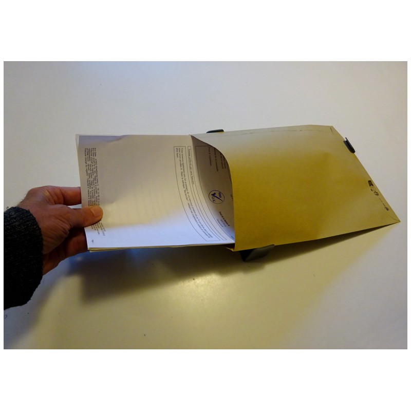 Comment remplir les enveloppes avec une seule main