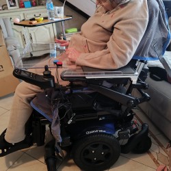 Tablette de fauteuil roulant transparente et amovible avec emplacement pour le joystick