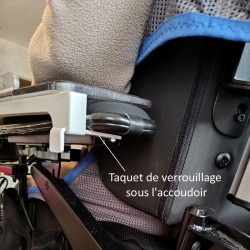 Tablette amovible pour fauteuil roulant avec système de fixation utilisable en autonomie