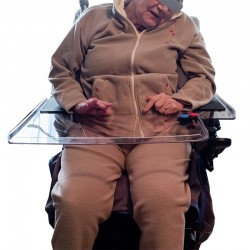 Tablette d'activité personnalisée pour fauteuil roulant fixée sur accoudoirs