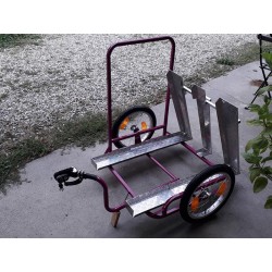 le remorque pour fauteuil roulant avec la rampe relevée