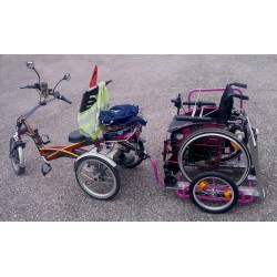 Remorque vélo pour transporter un fauteuil roulant fixée au tricycle