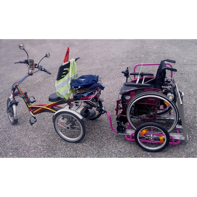 Remorque vélo pour transporter un fauteuil roulant fixée au tricycle