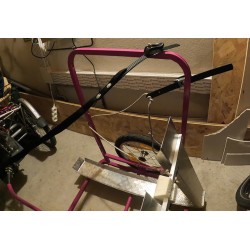 zoom sur les sangles de fixation du fauteuil sur la remorque