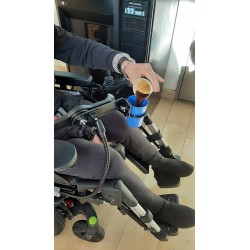 Se servir un café et pouvoir le déplacer à fauteuil