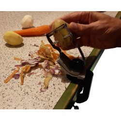 Éplucheur à légume handicap pour utilisation d'une seule main avec lame d'économe Castor en carbone.