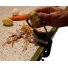 Éplucheur à légume handicap pour utilisation d'une seule main avec lame d'économe Castor en carbone.