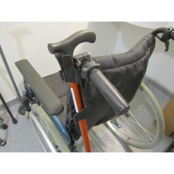 Porte canne ou béquille pour fauteuil roulant avec fixation universelle,
vue en détails du support