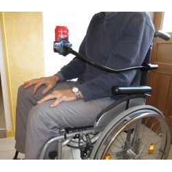 adaptation du support flexible sur fauteuil roulant pour un porte-boisson