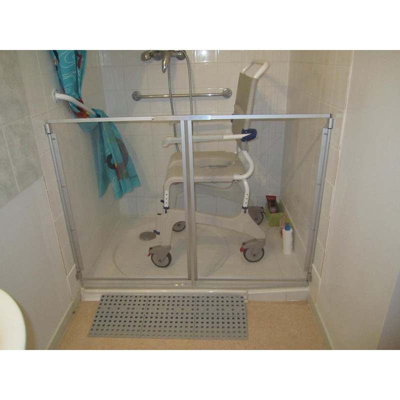 Faible encombrement du pare-douche ouvert pour laisser le passage du fauteuil roulant
