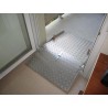 Rampe en aluminium dépliée par-dessus le seuil de porte