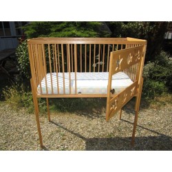 Lit de bébé rehaussé avec porte à battant pour parent handicapé