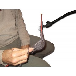 Dispositif pour fixer une aiguille et tricoter d'une main