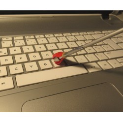 Utilisation du contour adhérent de l'embout pour la frappe au clavier