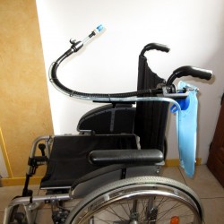 Support flexible pour tuyau de boisson et poche à eau, adaptable sur fauteuil roulant ou lit par exemple.