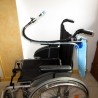 Support flexible pour tuyau de boisson et poche à eau, adaptable sur fauteuil roulant ou lit par exemple.