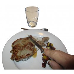 Planchette à picots avec ventouse pour maintenir la viande dans l'assiette pendant qu'on la coupe d'une seule main