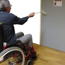 Crochet pour ouvrir à distance les portes depuis un fauteuil roulant