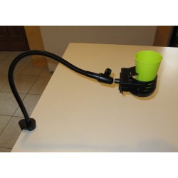 Porte boisson avec flexible fixé sur bord de table