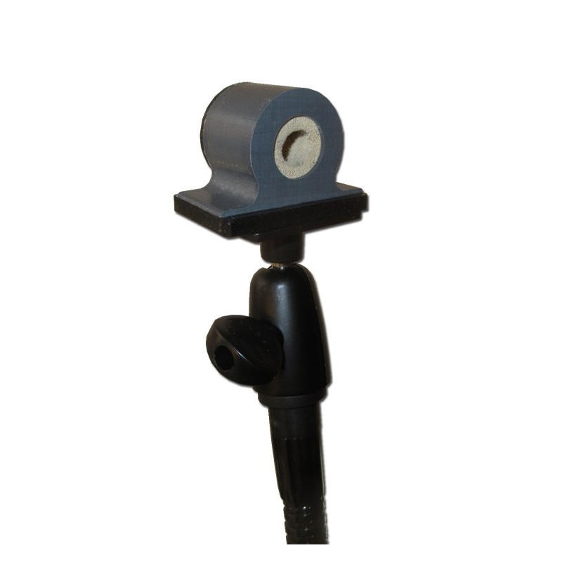 Support de pipe fixé sur un flexible pour fauteuil roulant