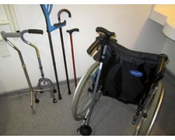 Marche avec cannes ou béquilles